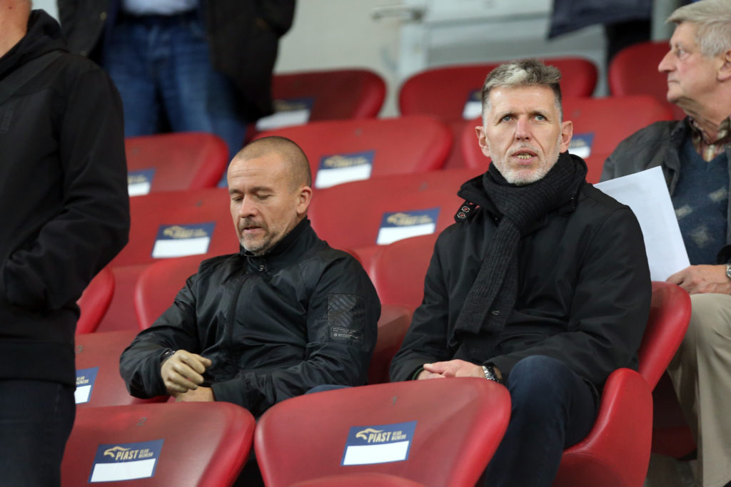 Jaroslav Szilhavy (z prawej) i jego asystent Jirzi Chytry na stadionie w Gliwicach.