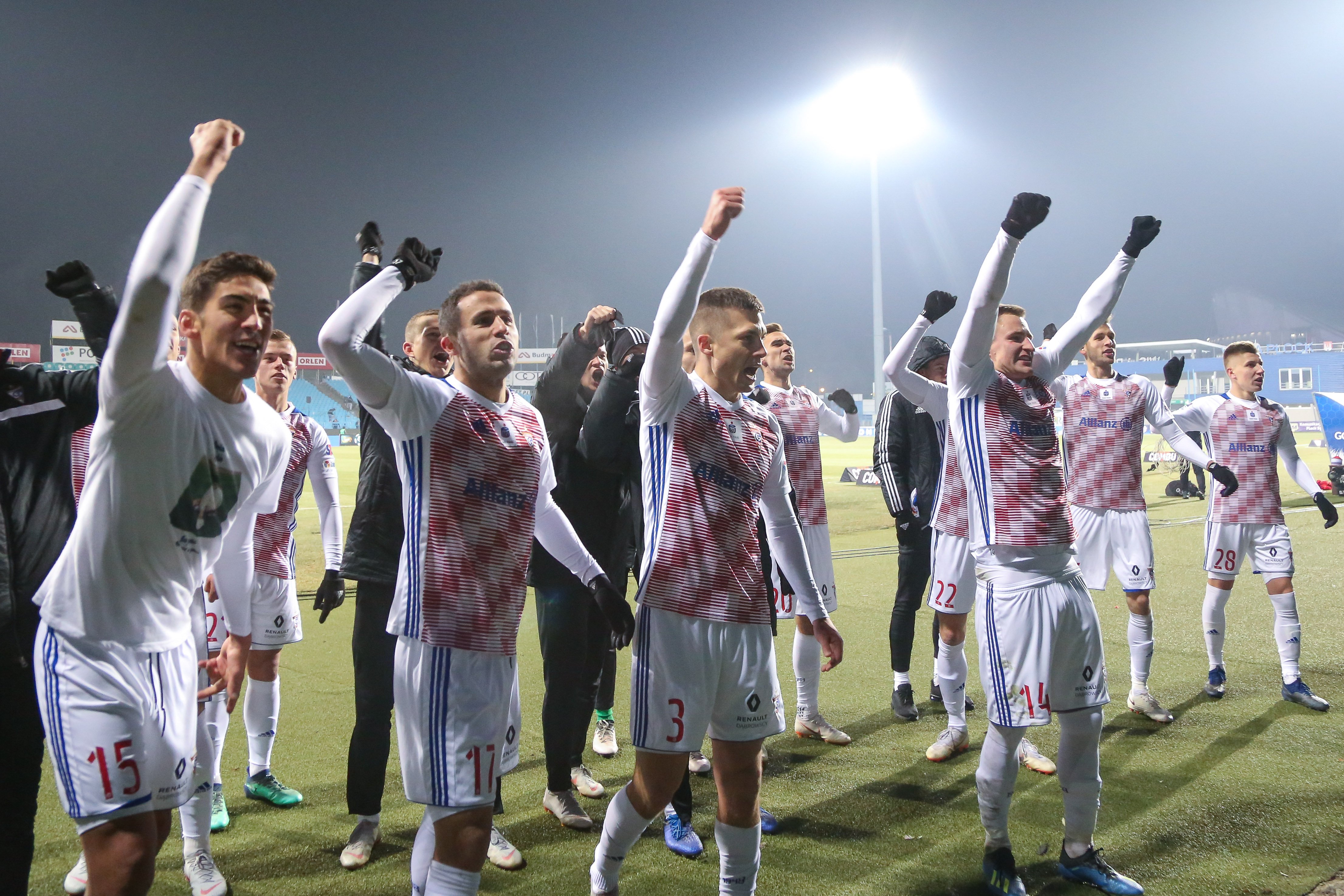 Piłkarze świętują po meczu Wisla Plock - Gornik Zabrze